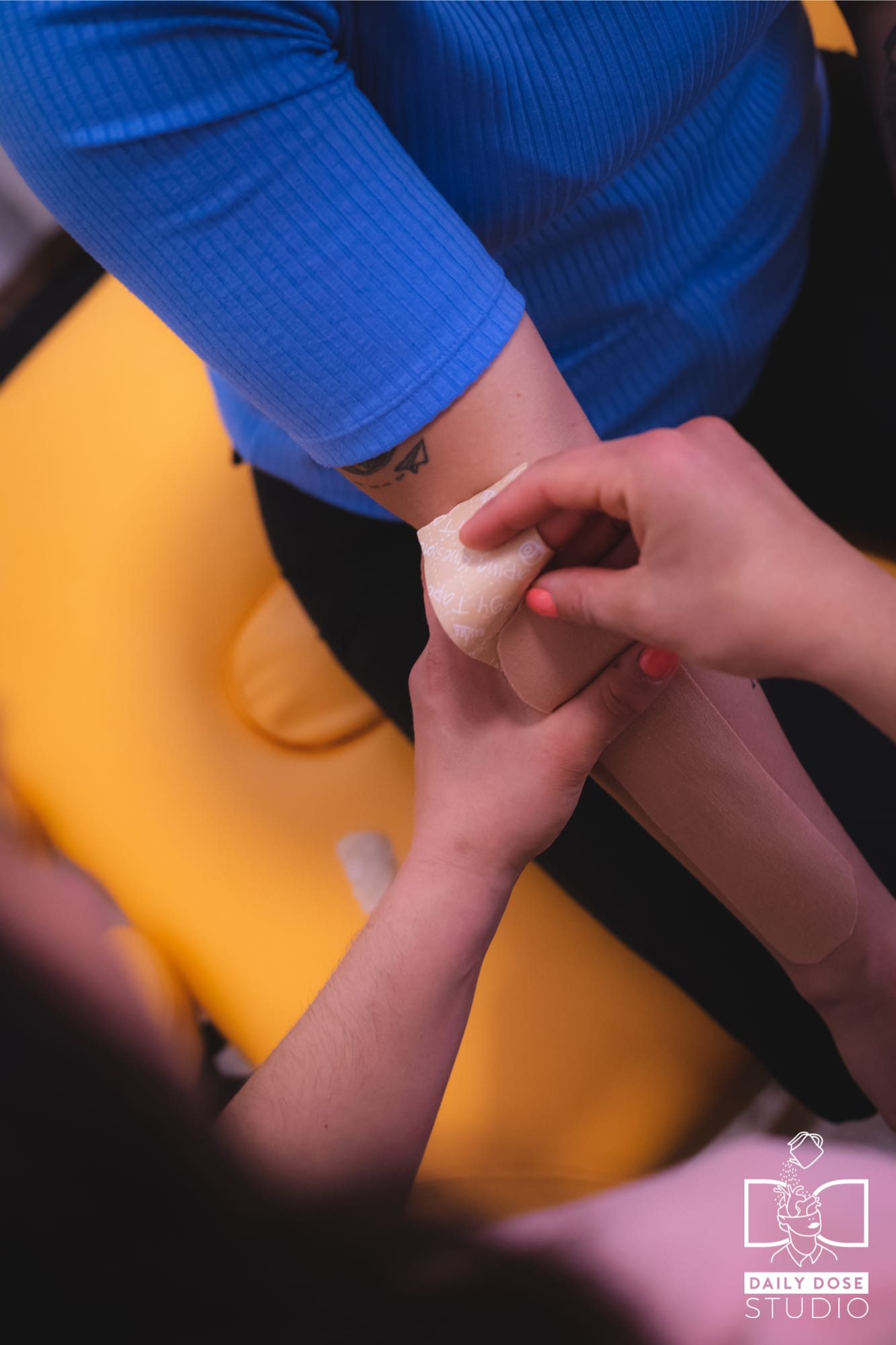 Kinesio tape felhelyezése a karra